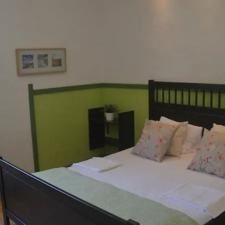 Sleeps 10 *