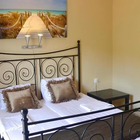 Sleeps 10 Льорет-де-Мар